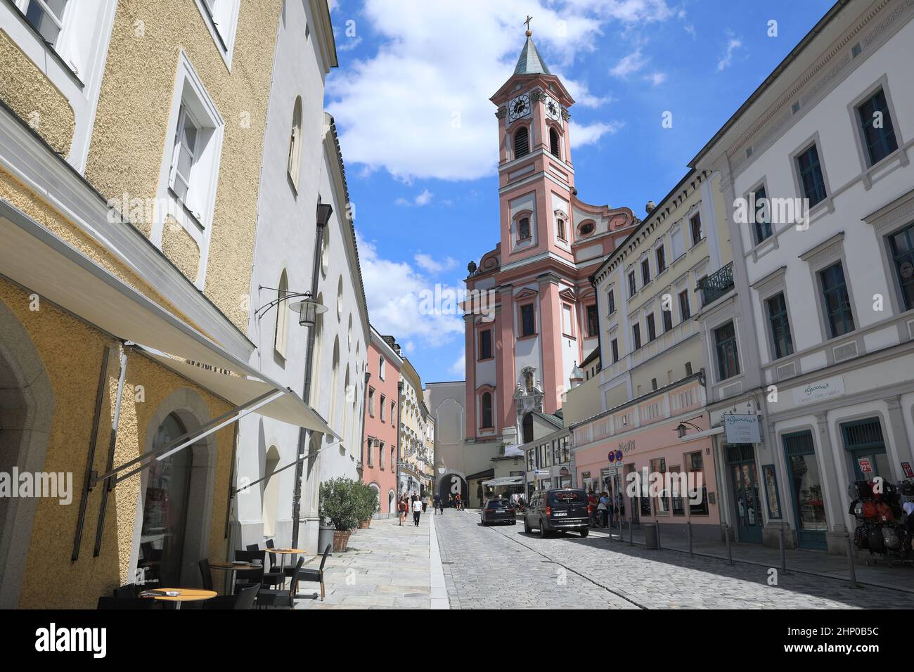 Stadtpfarrkirche Stadtpfarrkirche von Rindermarkt aus gesehen. A der Altstadt von Passau. Sie ist die älteste Pfarrkirche von Passau aus dem Jahr 1050. Nach Foto Stock