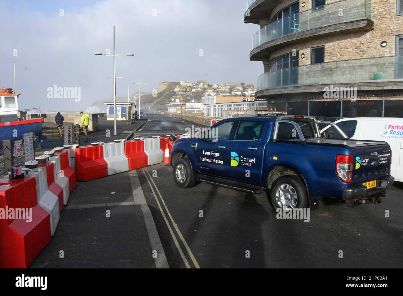 West Bay, Dorset, Regno Unito. 18th febbraio 2022. Meteo Regno Unito. Le barriere alluvionali bloccano il chiuso lungomare di West Bay nel Dorset durante Storm Eunice. Picture Credit: Graham Hunt/Alamy Live News Foto Stock