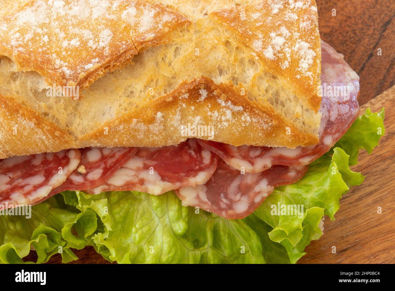 sandwich con salsiccia secca isolato da vicino Foto Stock