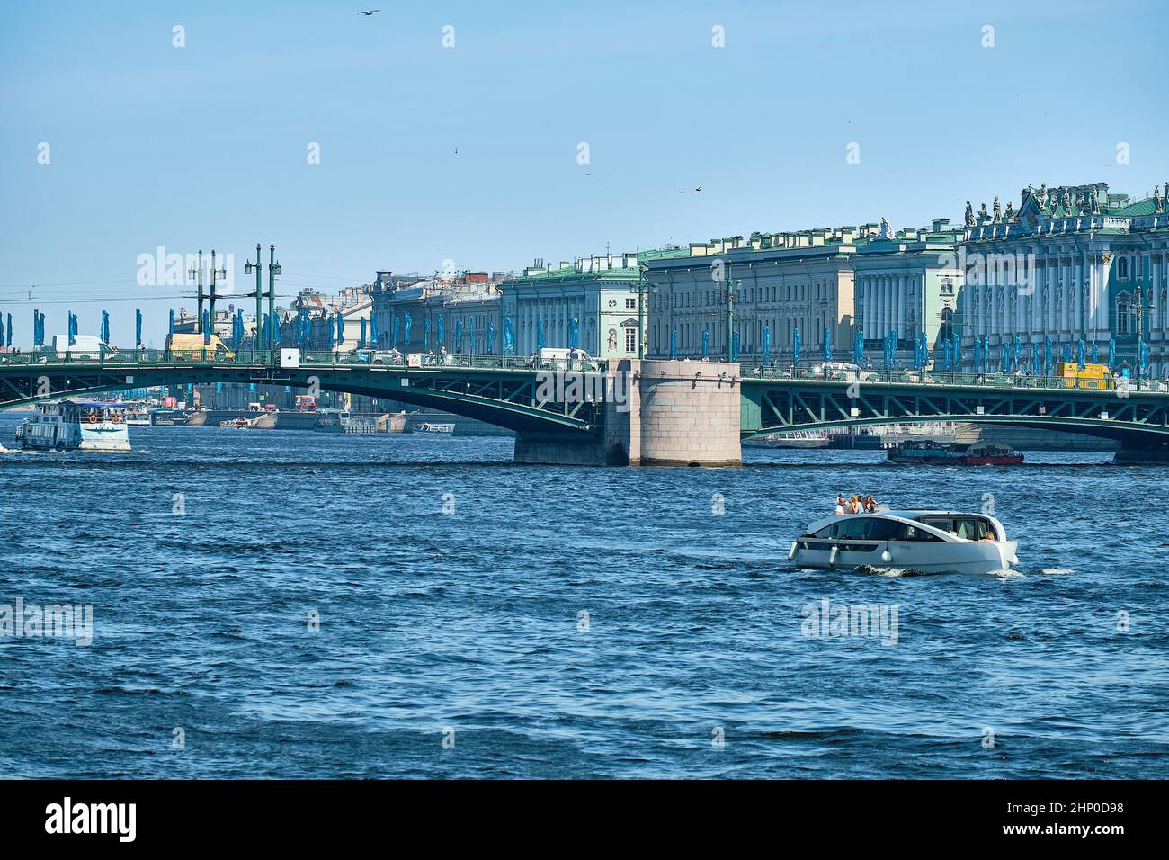 San Pietroburgo, Russia - 07 giugno 2021: Bolshaya Neva Embankment Foto Stock