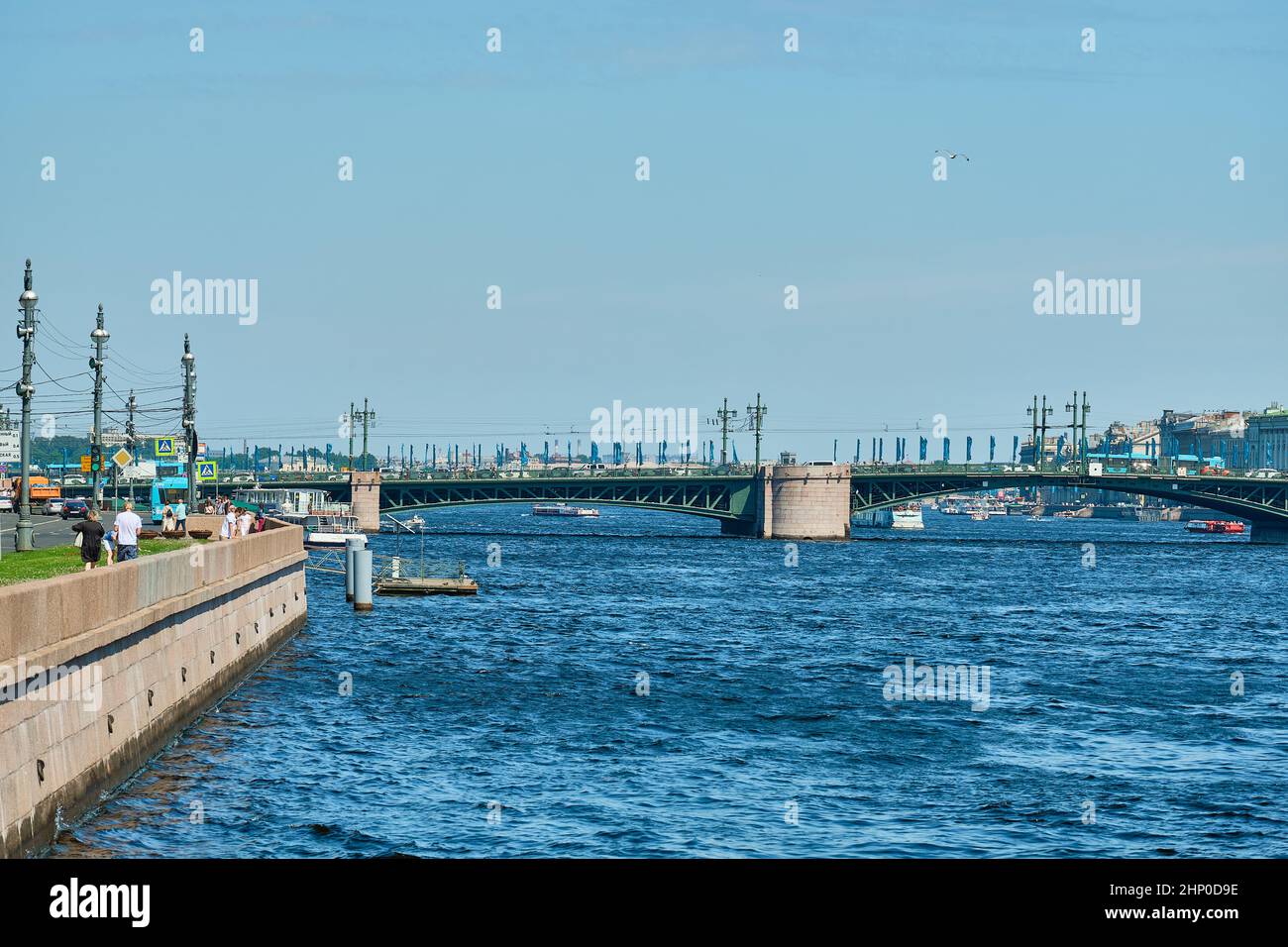 San Pietroburgo, Russia - 07 giugno 2021: Bolshaya Neva Embankment Foto Stock