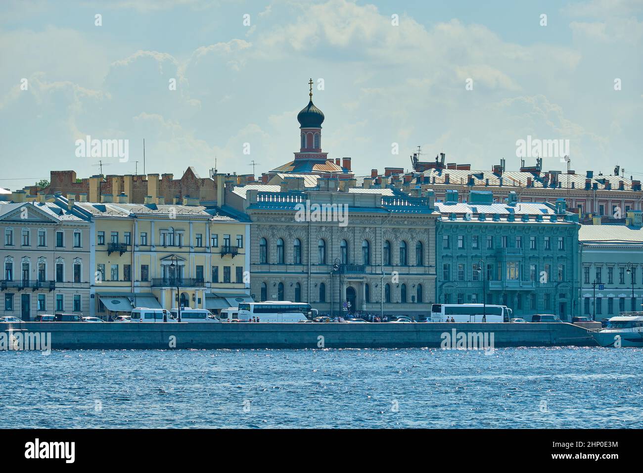 San Pietroburgo, Russia - 07 giugno 2021: Bolshaya Neva Embankment Foto Stock