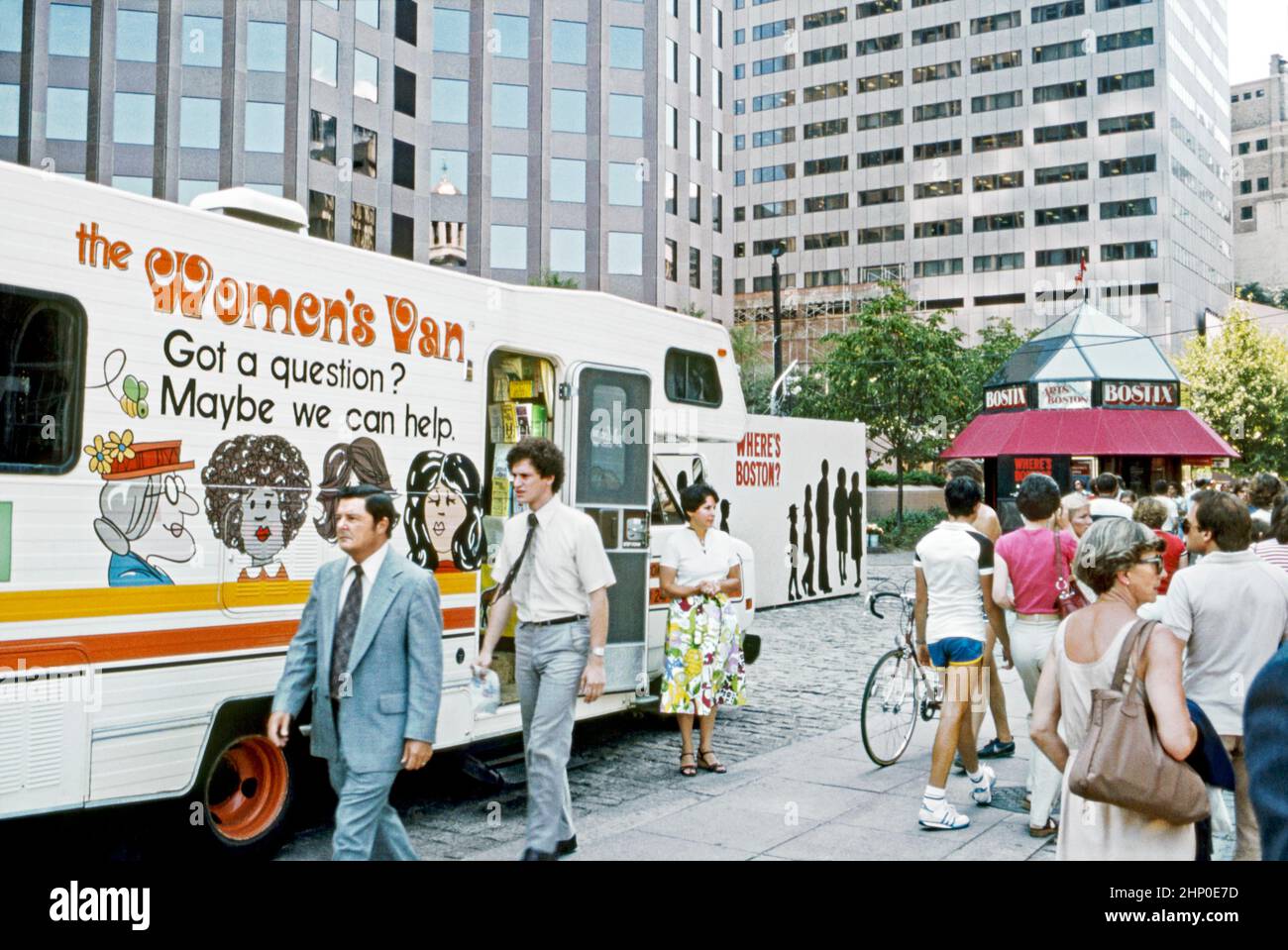 The Women’s Van nel centro di Boston, Massachusetts, Stati Uniti nel 1982. Il veicolo ha evidenziato la necessità di ottenere risultati migliori per la vita delle donne. Qui si possono vedere opuscoli e letteratura all’interno della porta – che offrirebbero consigli su questioni come il benessere, i diritti, l’occupazione e la salute delle donne. Durante le 1970s femministe di Boston istituirono cliniche sanitarie e rifugi per la violenza domestica. All'inizio del 1980s le donne formarono coalizioni come la Coalizione per la sicurezza delle Donne a Boston – una fotografia d'epoca del 1980s. Foto Stock