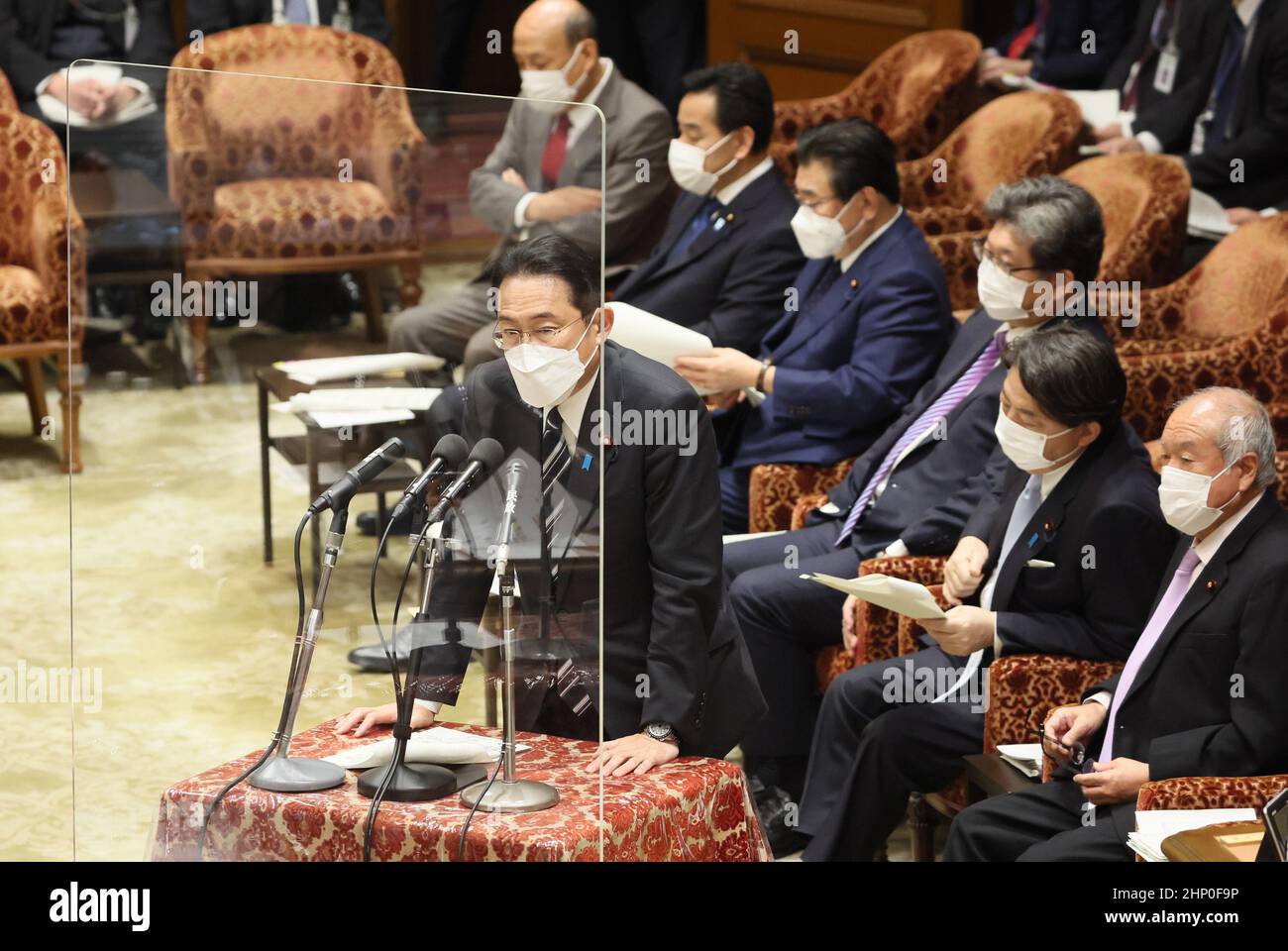 Tokyo, Giappone. 18th Feb 2022. Il primo ministro giapponese Fumio Kishida risponde a una domanda durante la sessione della commissione per il bilancio della Camera bassa alla Dieta Nazionale di Tokyo venerdì 18 febbraio 2022. Il governo giapponese estenderebbe COVID-19 quasi-emergenza per 17 prefetture fino a marzo 6. Credit: Yoshio Tsunoda/AFLO/Alamy Live News Foto Stock