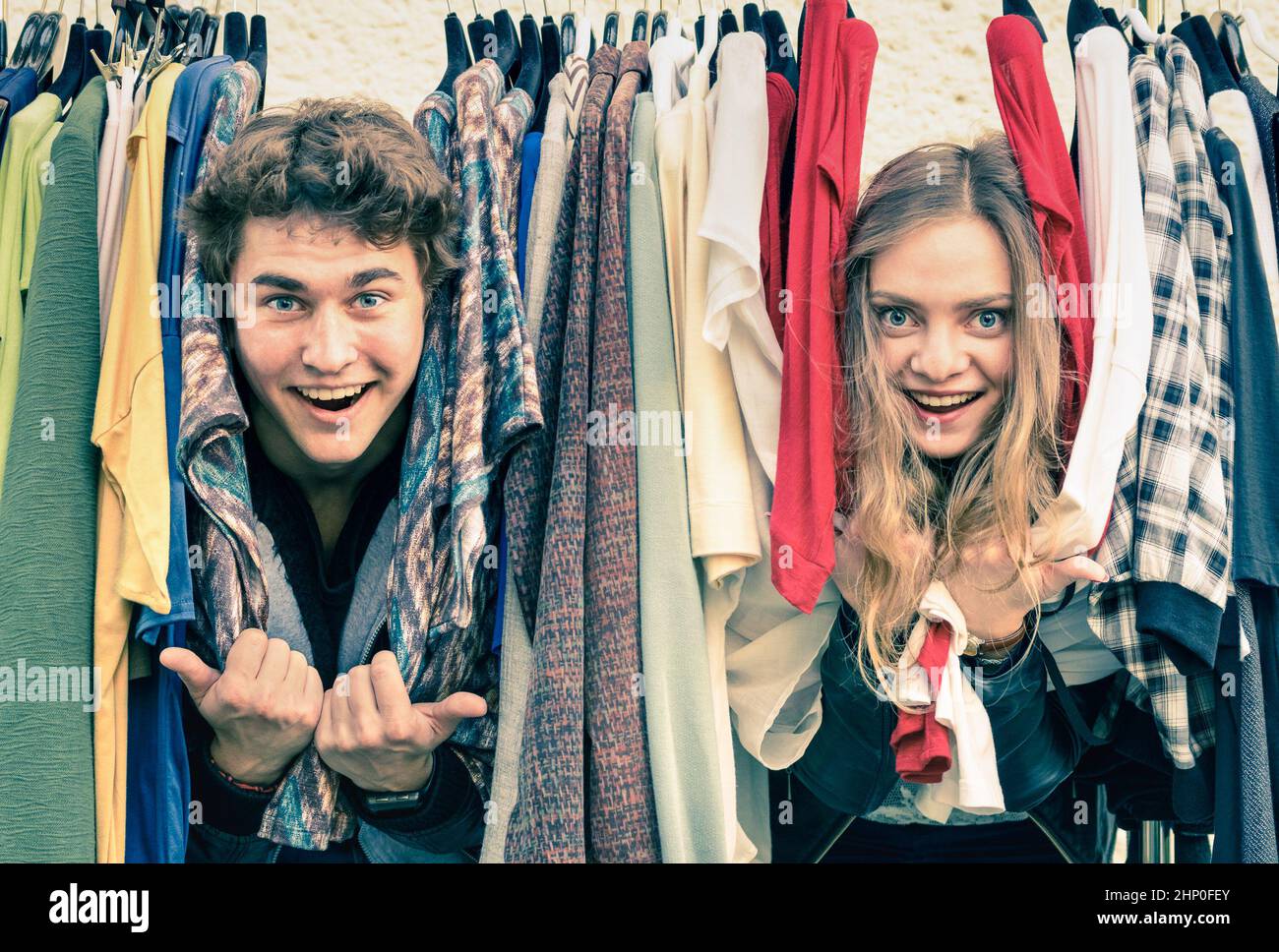 Giovane coppia hipster in amore al mercato settimanale dei tessuti - i migliori amici che condividono il tempo libero divertendosi e facendo shopping Nel centro storico - gli amanti della vigilia Foto Stock