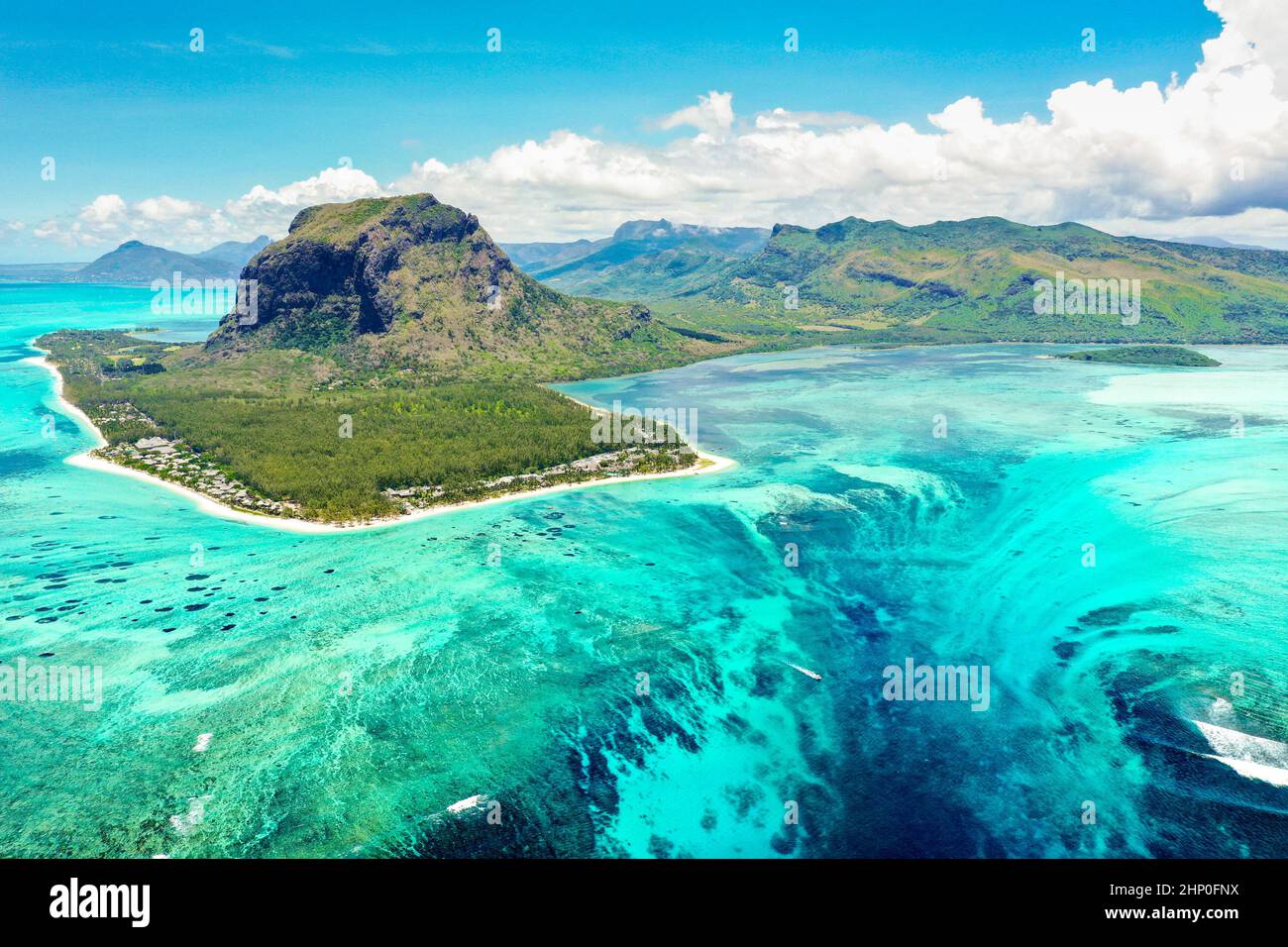 Vista panoramica aerea dell'isola di Mauritius - particolare del monte le Morne Brabant con cascata subacquea prospettiva illusione ottica - Wanderlust e. Foto Stock