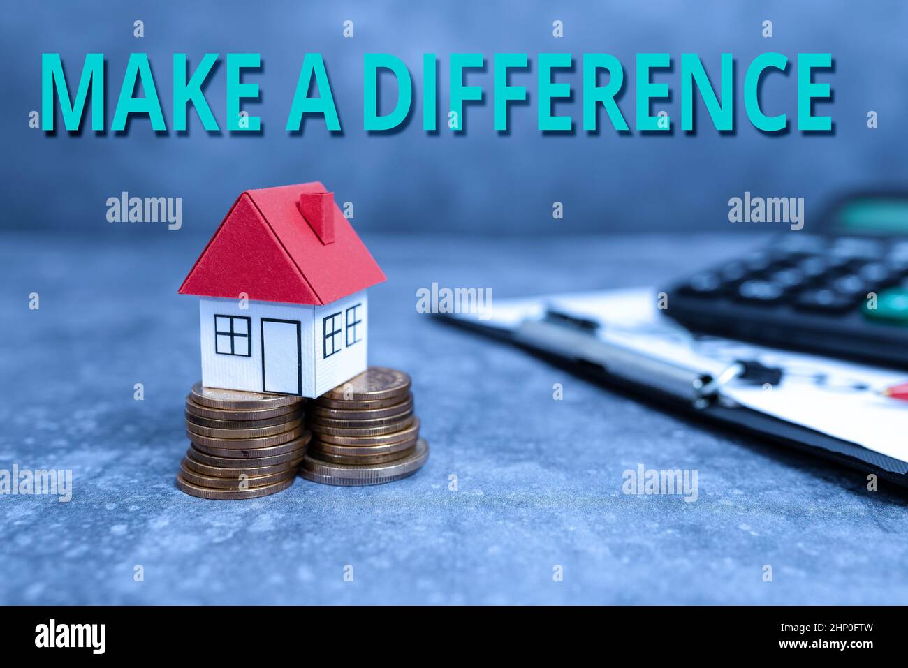 Visualizzazione concettuale fare la differenza, l'approccio aziendale hanno un effetto significativo o non sulla persona o situazione Computing House Upgrade Budget, New Hous Foto Stock