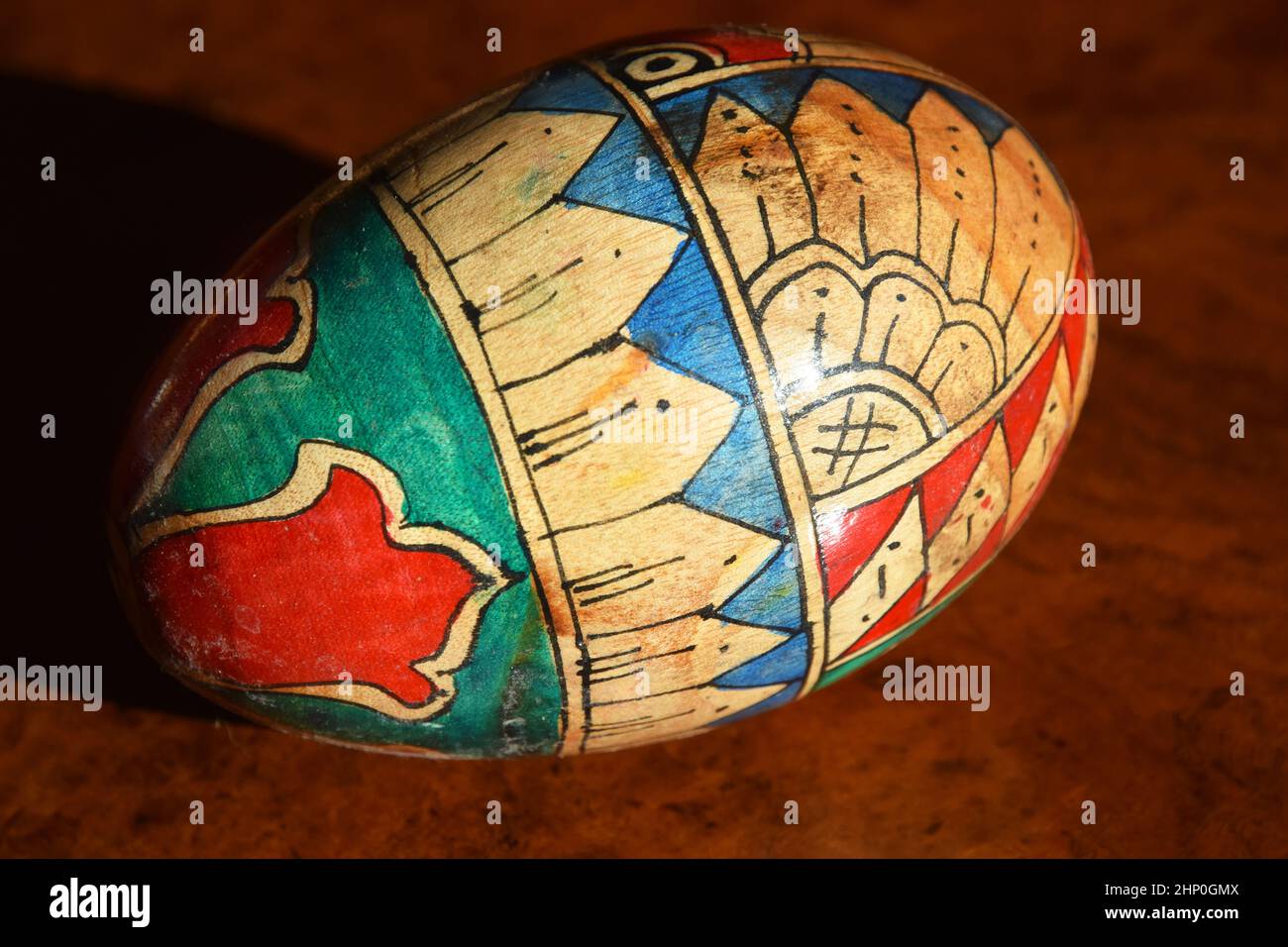 maraca a forma di uovo di struzzo decorata con colori luminosi Foto Stock