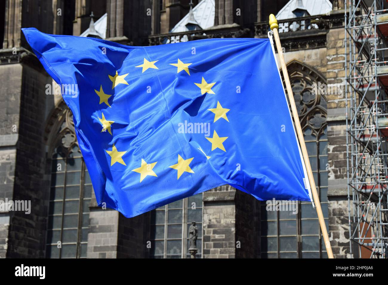 Bandiera europea di fronte alla Cattedrale di Colonia Foto Stock