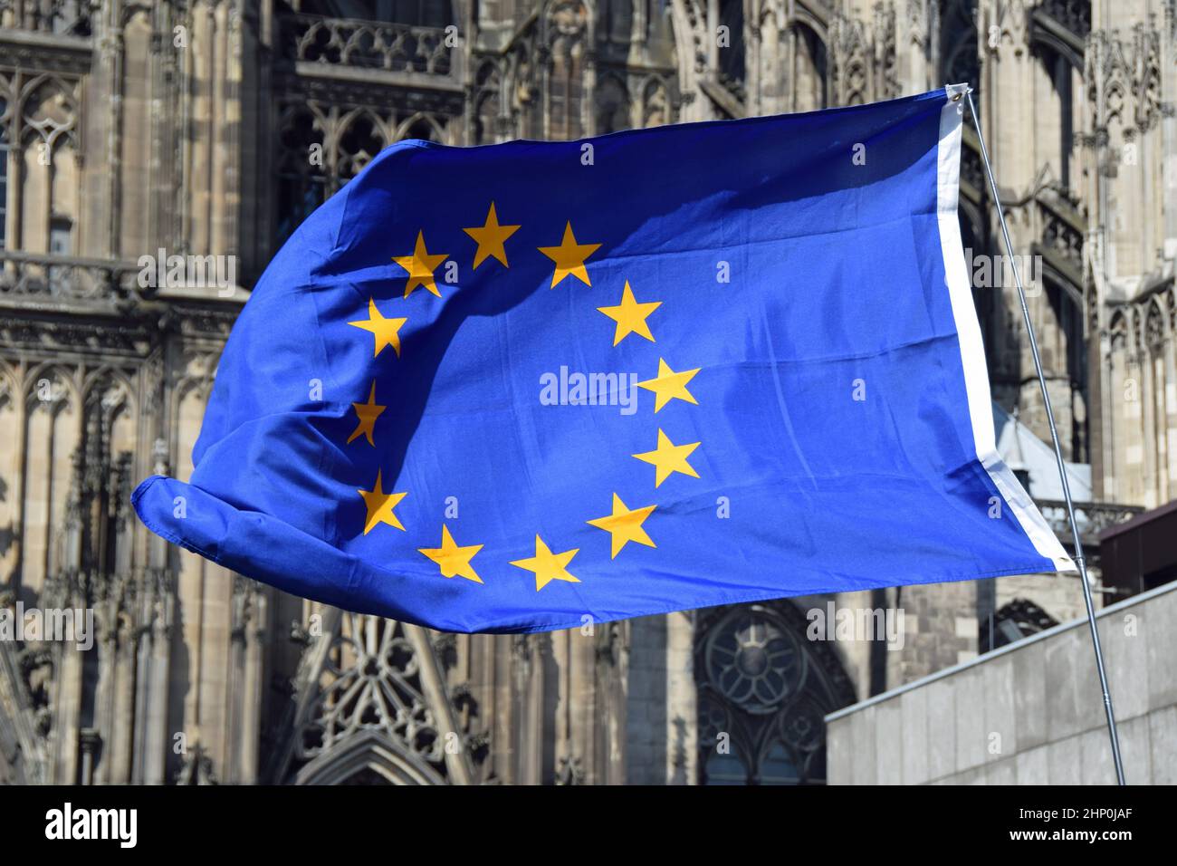 Bandiera europea di fronte alla Cattedrale di Colonia Foto Stock