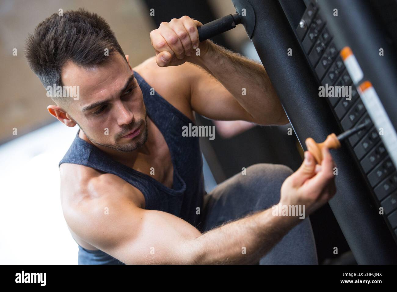 ragazzo in palestra Foto Stock