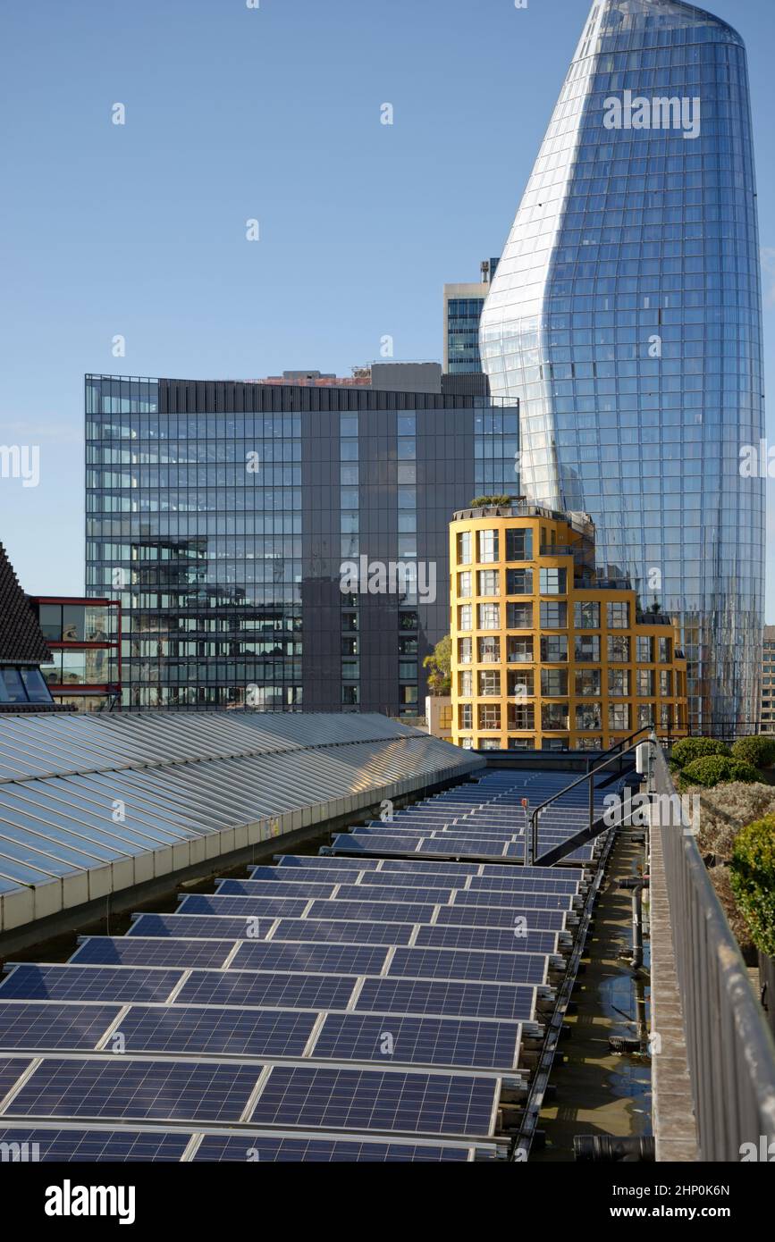 Pannelli solari sopra gli edifici nel centro di Londra, Regno Unito. Produzione di elettricità in città in cima alla proprietà comunale. Tate Galleria d'arte moderna, Londra. Foto Stock