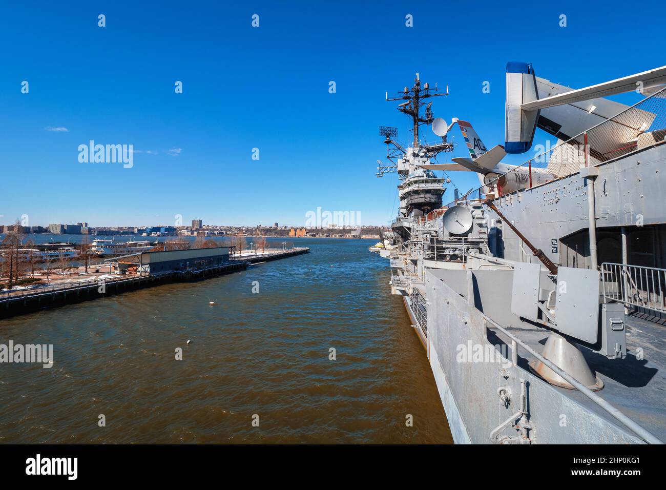 Vista dell'isola, cannoni e aeroplani parcheggiati sul ponte di volo della USS Intrepid, Intrepid Sea, Air and Space Museum, New York, NY, USA Foto Stock
