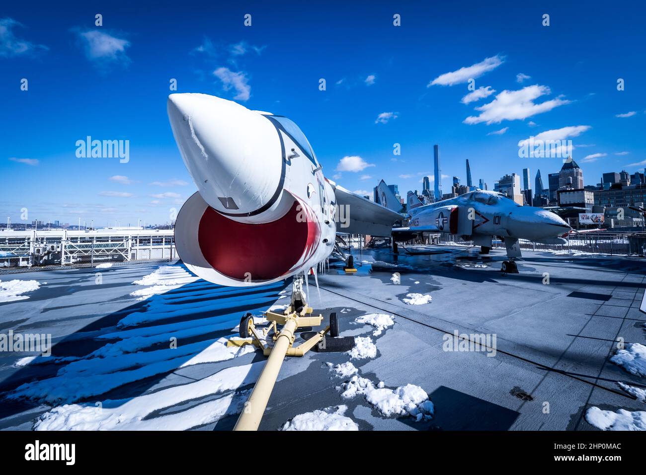 F-8 Crusader e F-4 Phantom II di fronte allo skyline di Manhattan in mostra sul ponte di volo del USS Intrepid Sea, Air and Space Museum a New York, USA Foto Stock