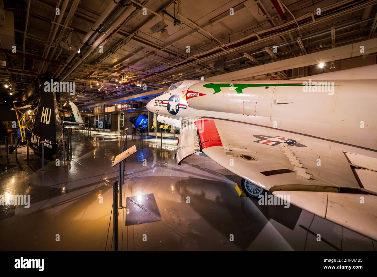 Vista laterale di un aereo Douglas A-4 Skyhawk attacco leggero sul ponte hangar della USS Intrepid Sea, Air and Space Museum a New York, NY, USA Foto Stock