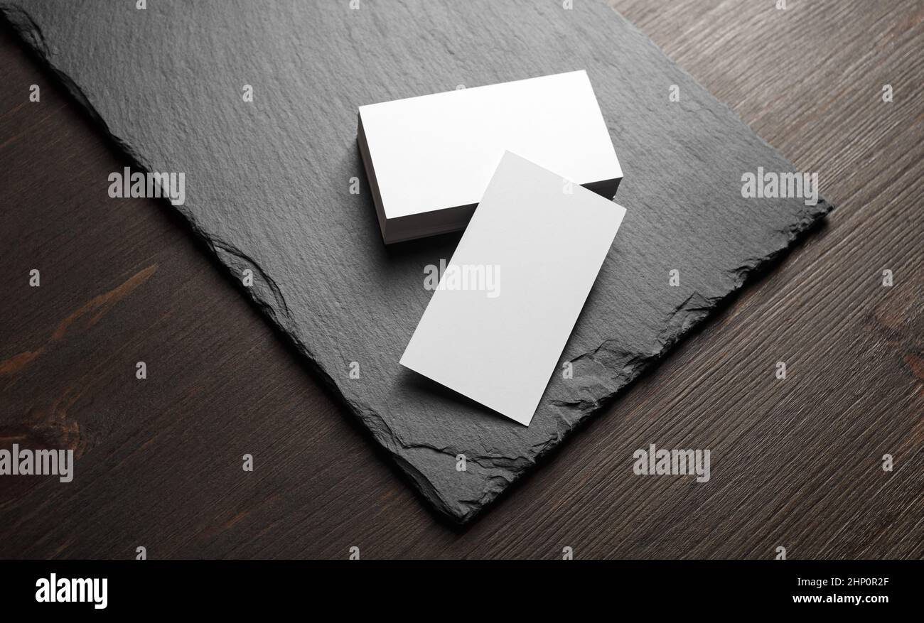 Foto di biglietti da visita vuoti su sfondo di pietra. Modello per ID. Foto Stock