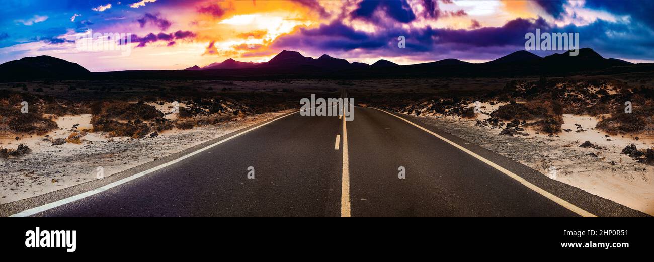 Percorri il paesaggio panoramico fino alla destinazione nel parco naturale di Lanzarote. Immagine relativa a viaggi e avventure su strada inesplorati. Foto Stock