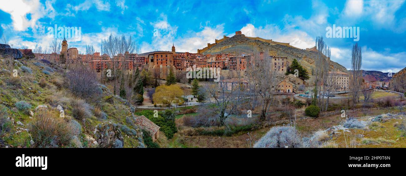 Case medievali del villaggio, castello moresco e antiche mura della città in natura sulle montagne. Vista panoramica di Albarracin a Teruel Spagna Foto Stock