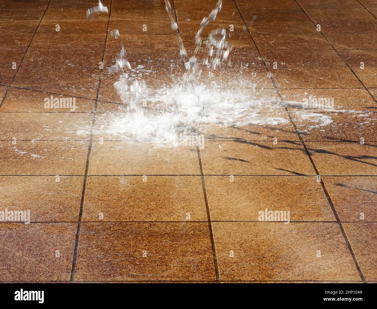 Superficie di acqua in movimento che riflette la luce del sole in una fontana trovata in Germania Foto Stock