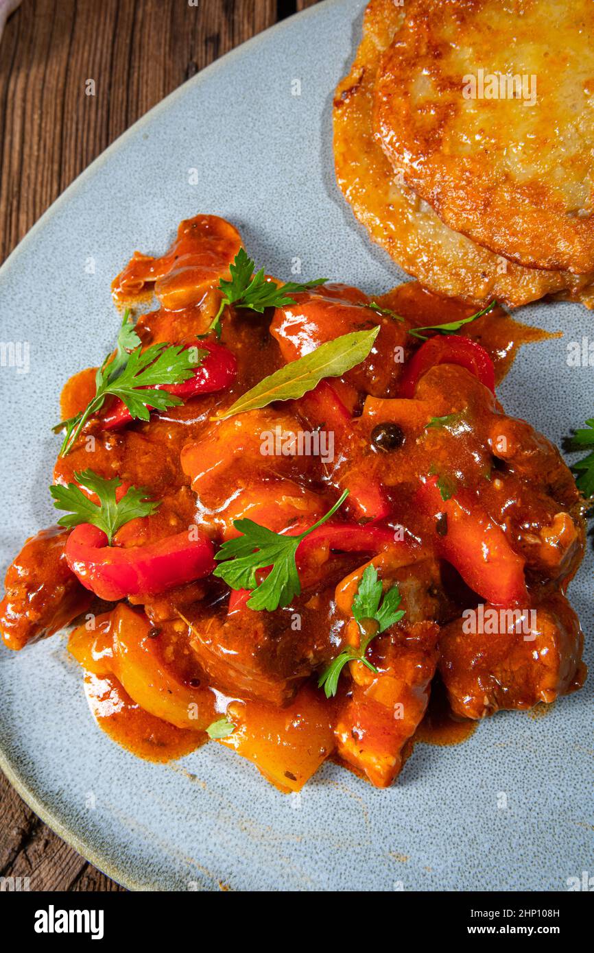 Goulash originale ungherese con frittelle di patate Foto Stock