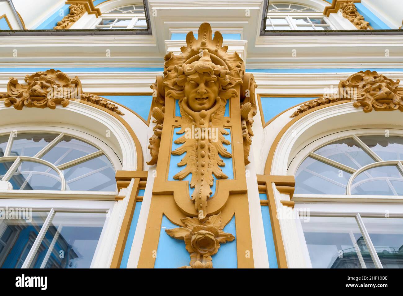 Tsarskoye Selo, San Pietroburgo, Russia – 7 luglio 2020: Decorazione con maschera facciale umana e maschere ai leoni sulla parete del Palazzo di Caterina Foto Stock