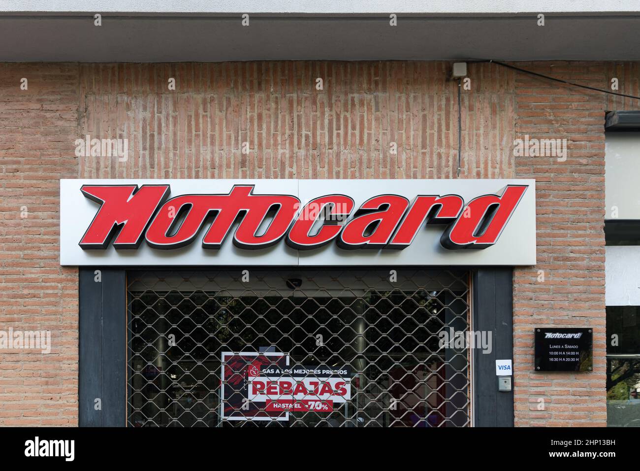 VALENCIA, SPAGNA - 15 FEBBRAIO 2022: Motocard è un negozio di accessori e attrezzature per motociclette Foto Stock