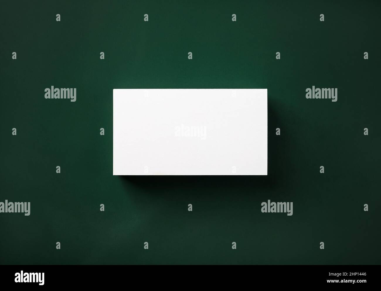 Pila di biglietti da visita vuota su sfondo verde. Disposizione piatta. Foto Stock