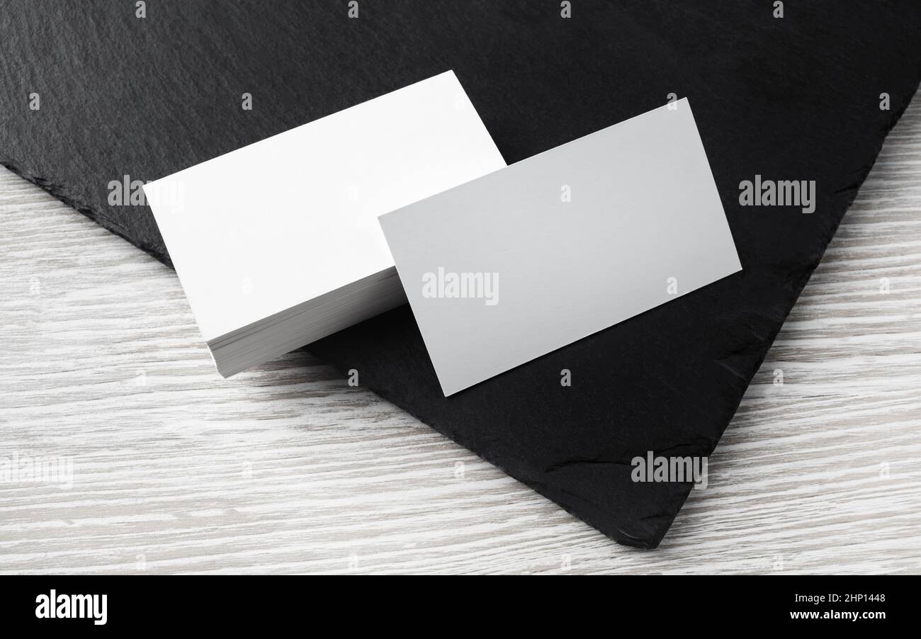 Foto di biglietti da visita in bianco su tavola di pietra. Modello per ID. Foto Stock