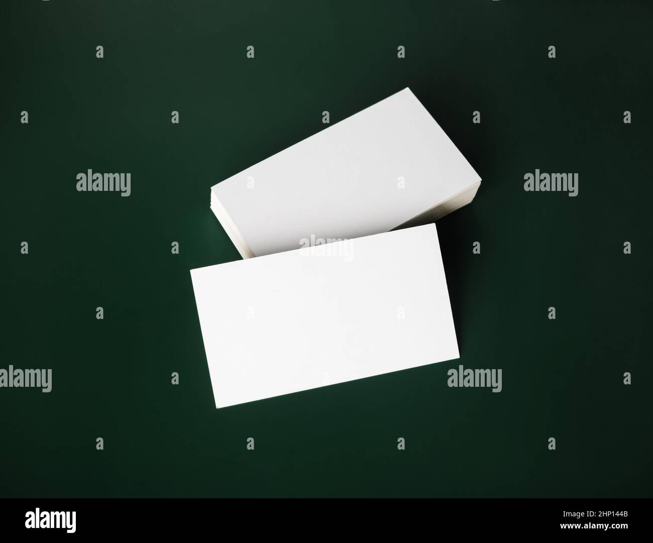 Mockup biglietti da visita vuoti su sfondo verde. Modello per ID. Foto Stock