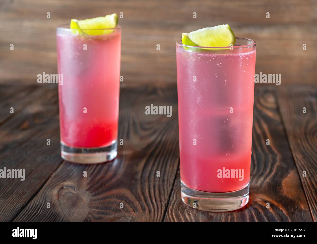 Due cocktail El Diabo guarniti con spicchi di lime Foto Stock