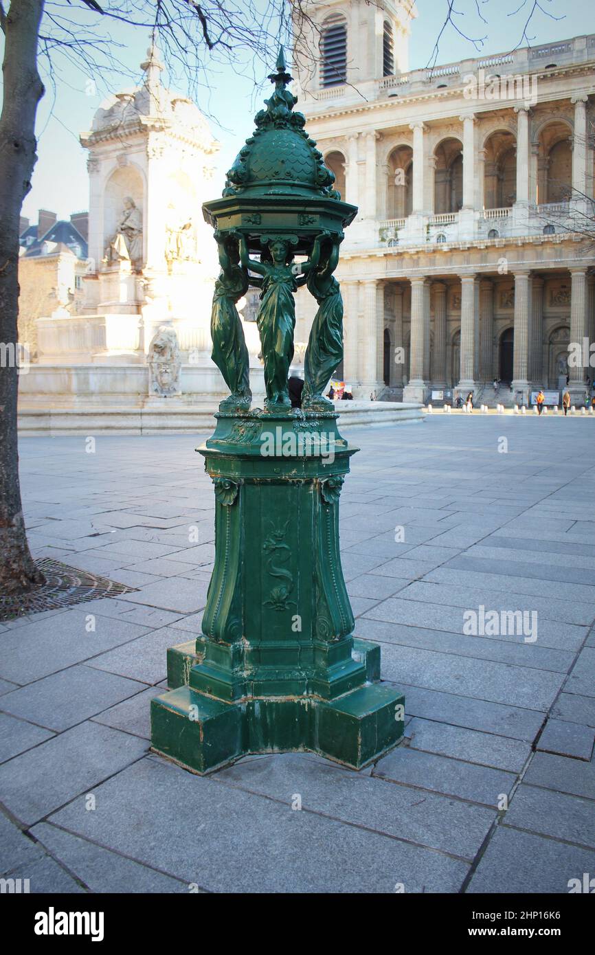 Fontana di acqua potabile nella forma di un gazebo da tre figure femminili. Decorazioni tradizionali di Parigi in stile Art Nouveau, Francia. Foto Stock