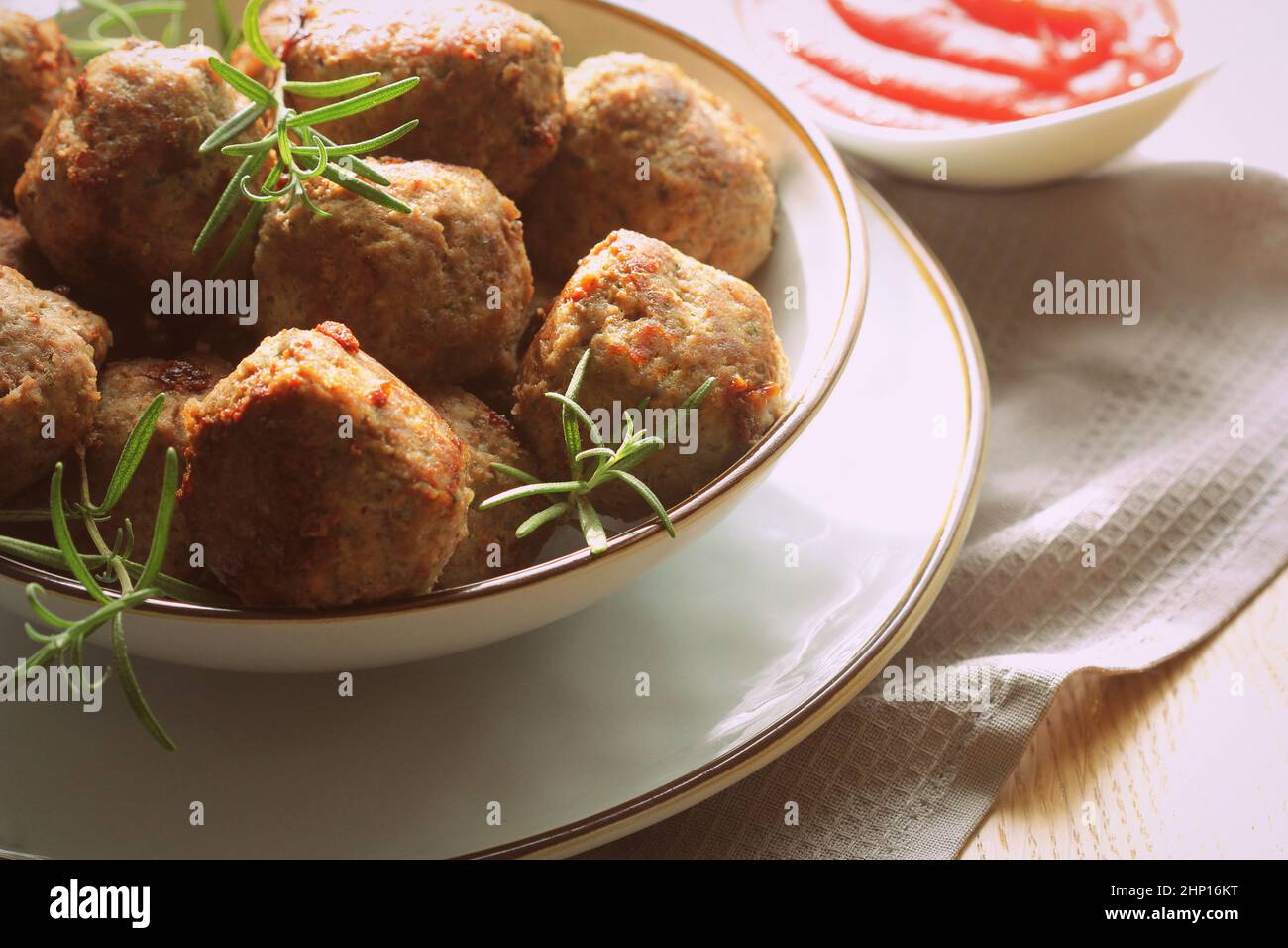 Polpette arrostite con salsa di pomodoro , deliziose cotolette di carne su tavola di legno . Foto Stock