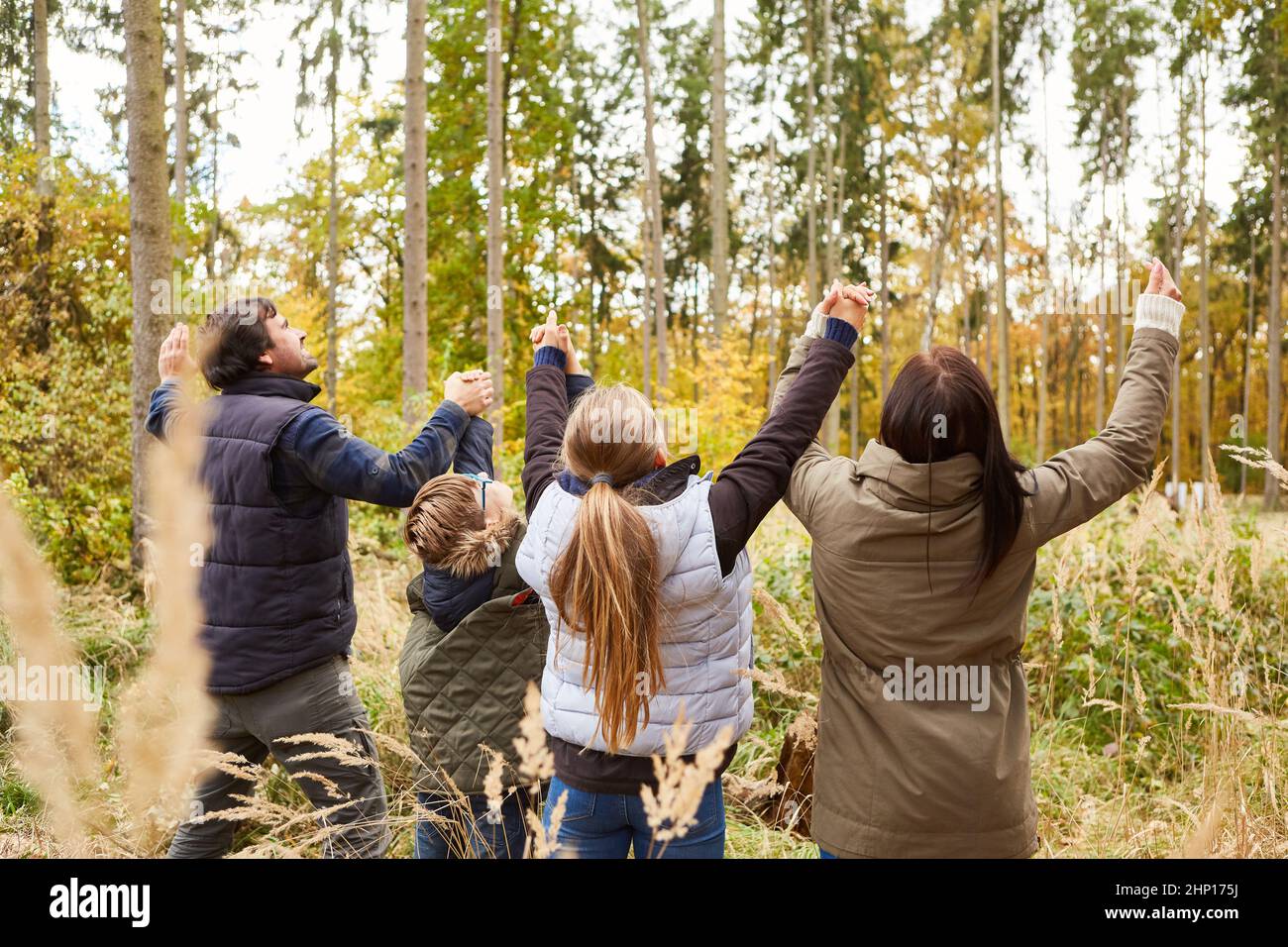 Famiglia religiosa con bambini in preghiera nella foresta in natura Foto Stock