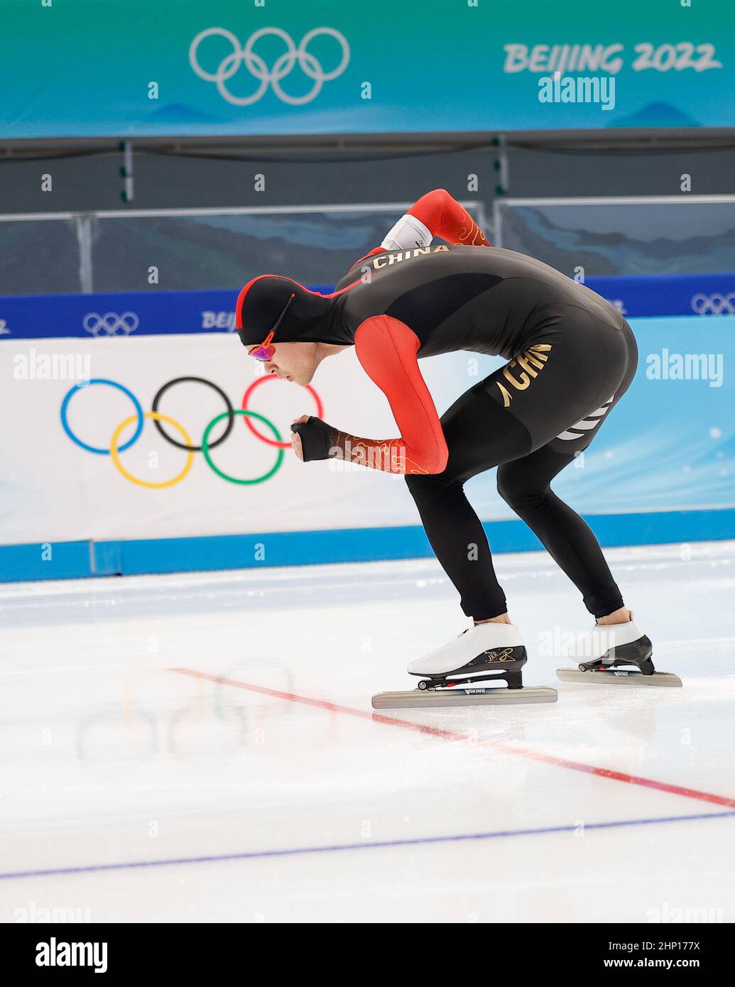 Pechino, Cina. 18th Feb 2022. Ning Zhongyan della Cina compete durante gli uomini di pattinaggio di velocità 1000m di Pechino 2022 Olimpiadi invernali al National Speed Skating Oval a Pechino, capitale della Cina, 18 febbraio 2022. Credit: Ding Xu/Xinhua/Alamy Live News Foto Stock