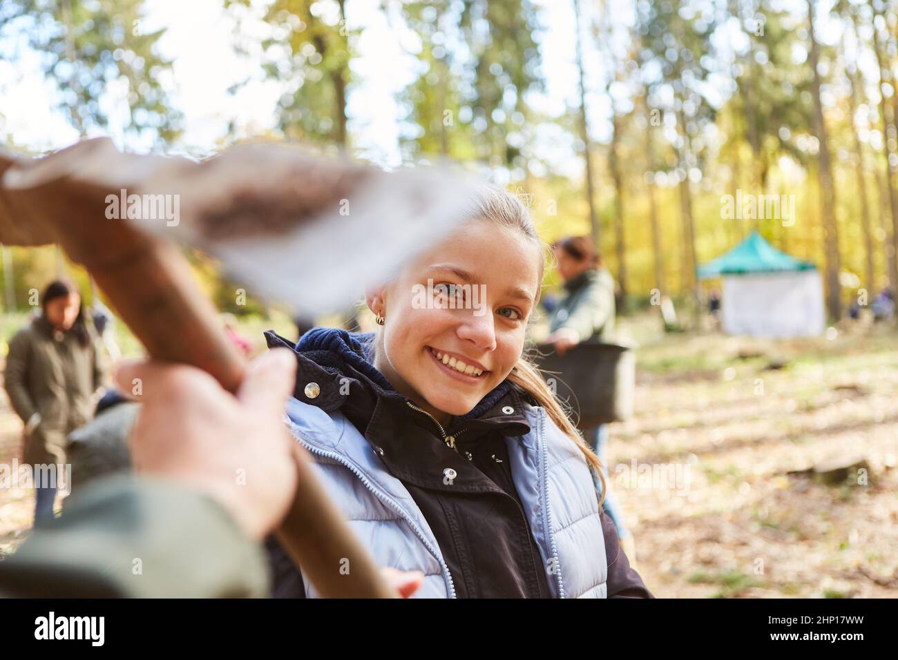 Ragazza come volontario e attivista nel rimboschimento per la protezione ambientale e l'ecologia Foto Stock