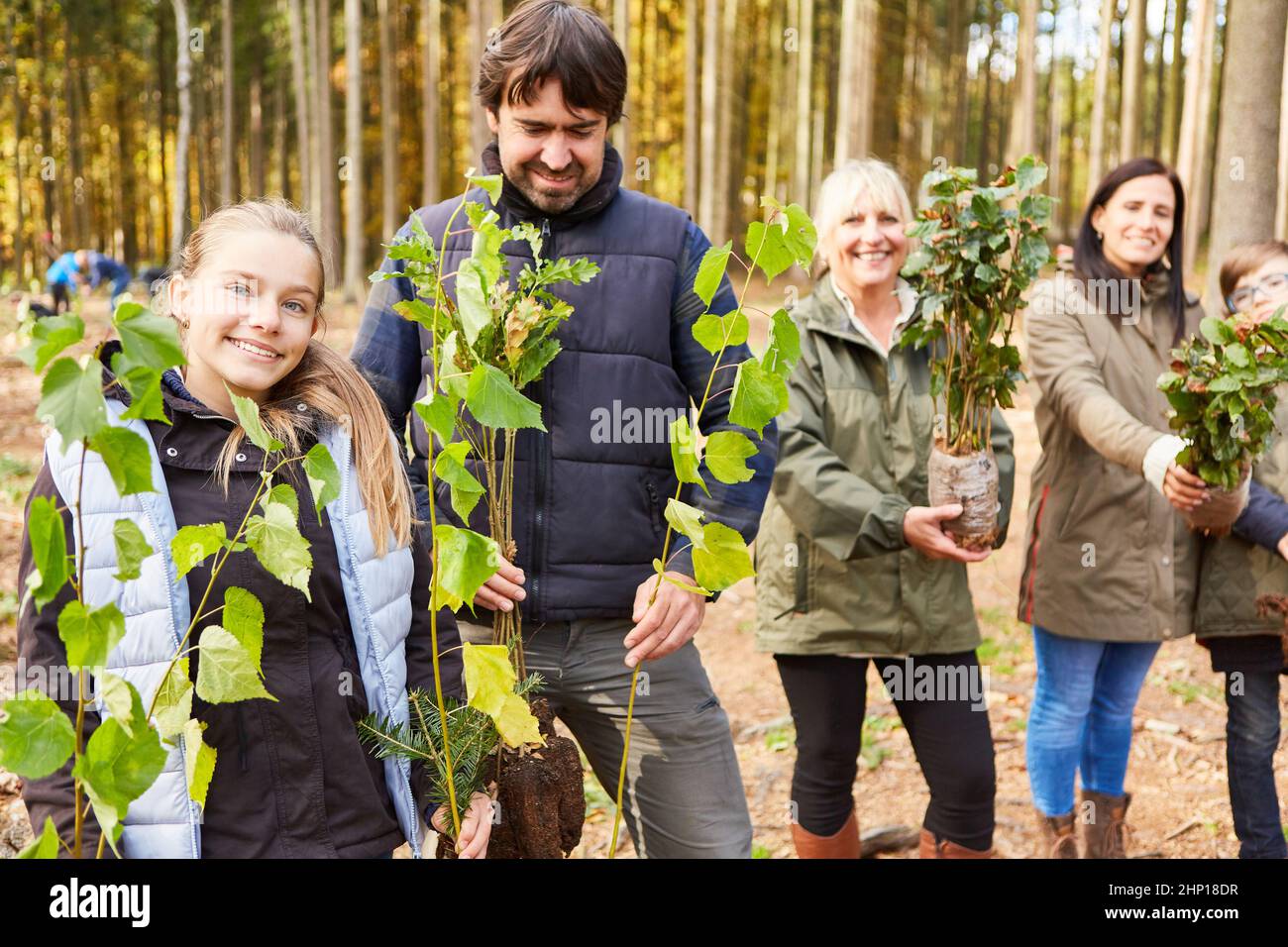 Famiglia e foresteria nella foresta con piante di alberi per un rimboschimento ecologico sostenibile Foto Stock