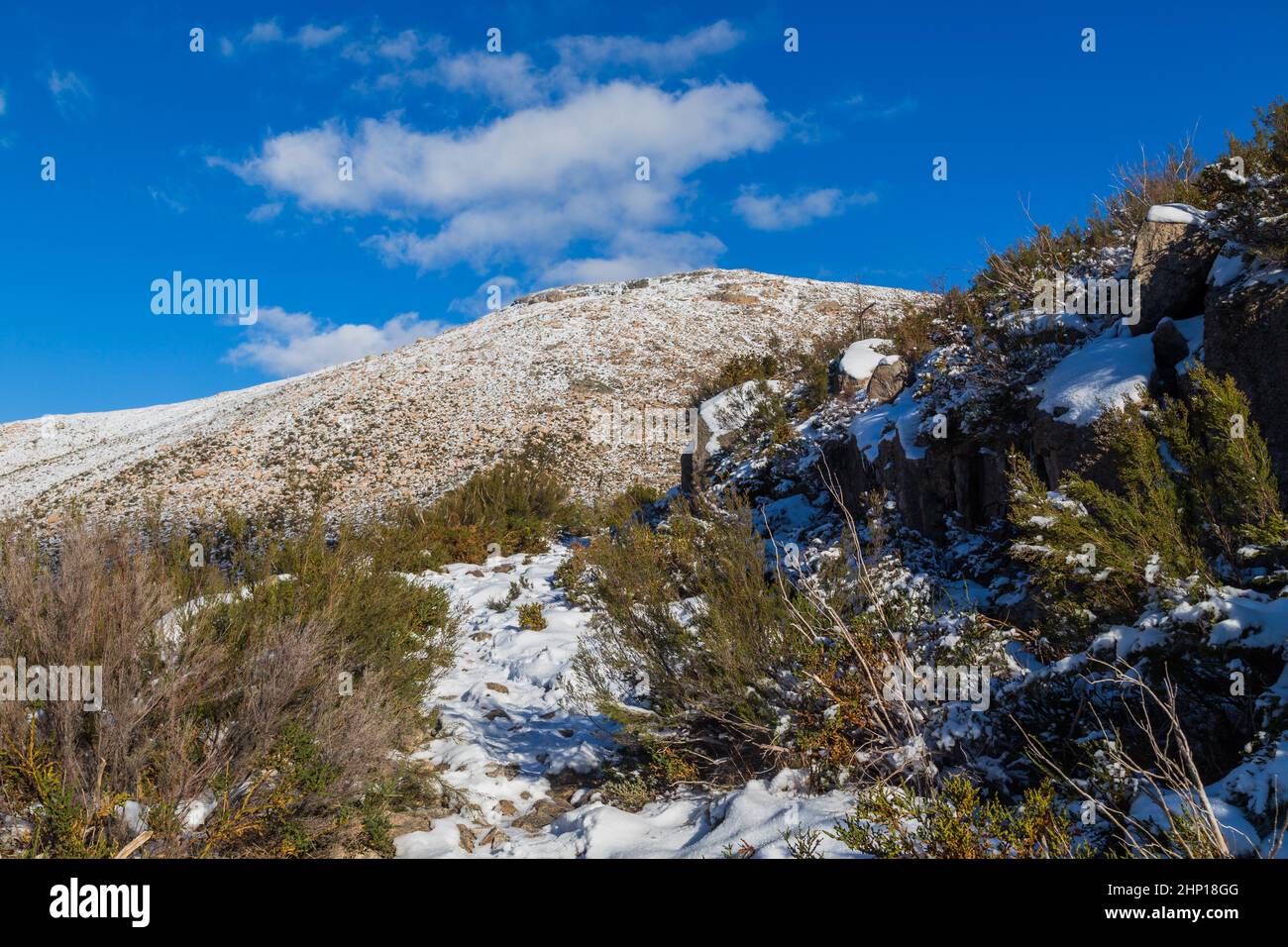 Paesaggio invernale con neve in montagna del parco naturale Serra do Geres, Portogallo Foto Stock