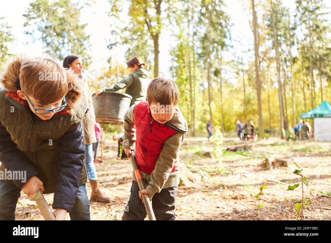 I bambini del centro di cura della foresta piantano gli alberi come parte di una campagna di conservazione della natura per il rimboschimento nella foresta Foto Stock