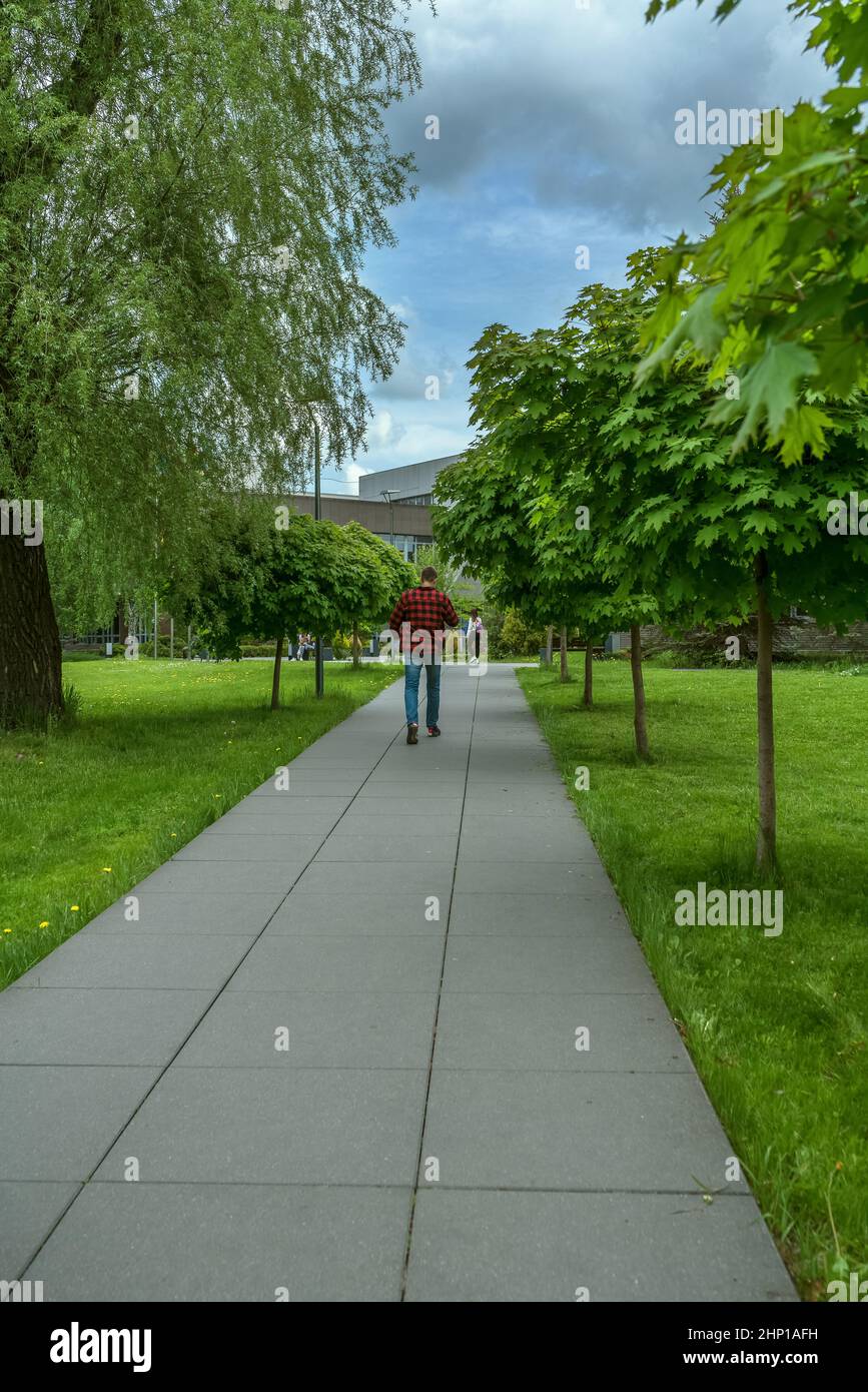 Kaliningrad, Russia - 18 maggio 2021: L'uomo sta camminando verso l'edificio principale dell'Università Federale Baltica Foto Stock