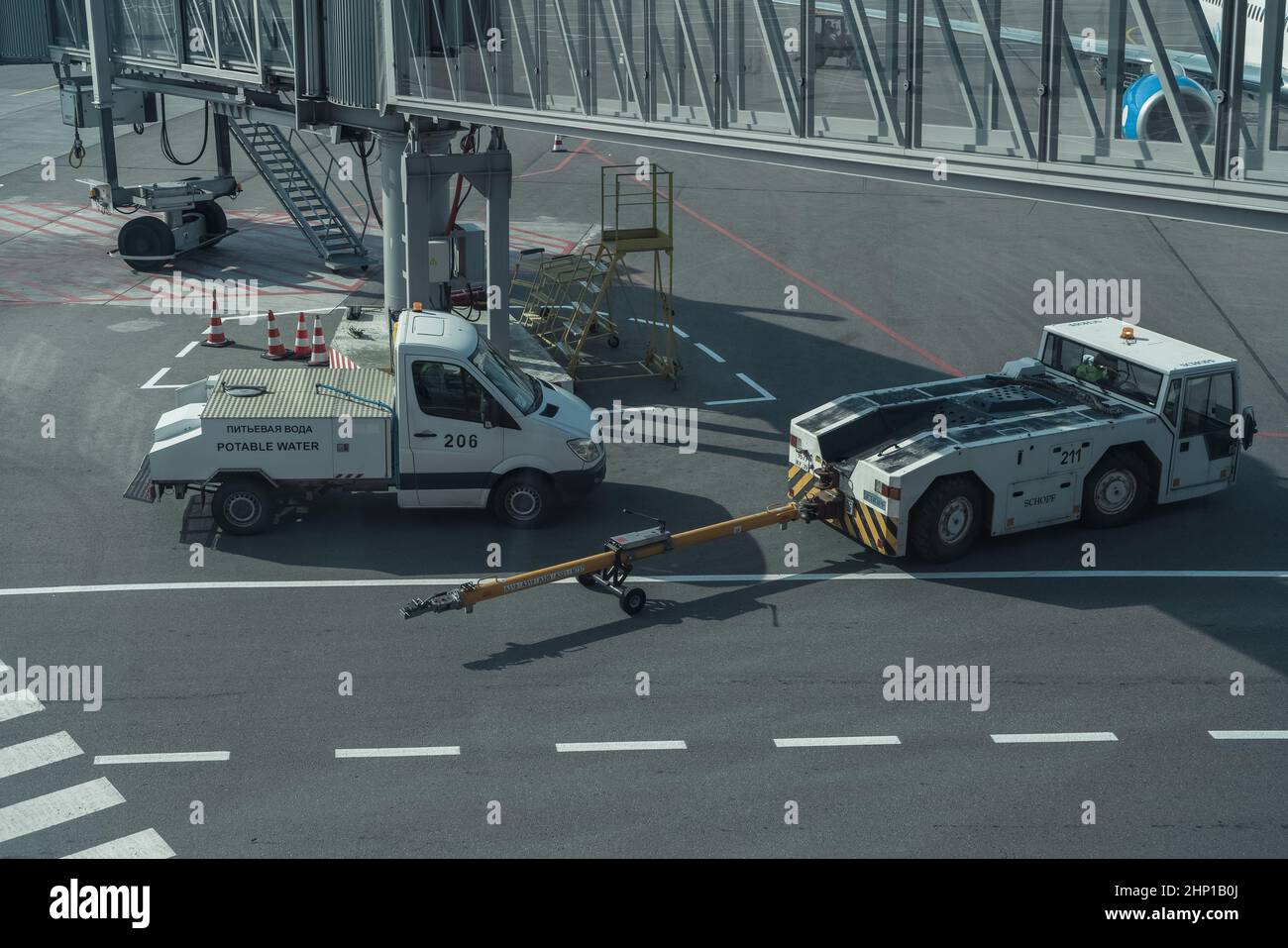 Kaliningrad, Russia - 18 maggio 2021: Vista dall'alto su veicoli aeroportuali e jetway Foto Stock