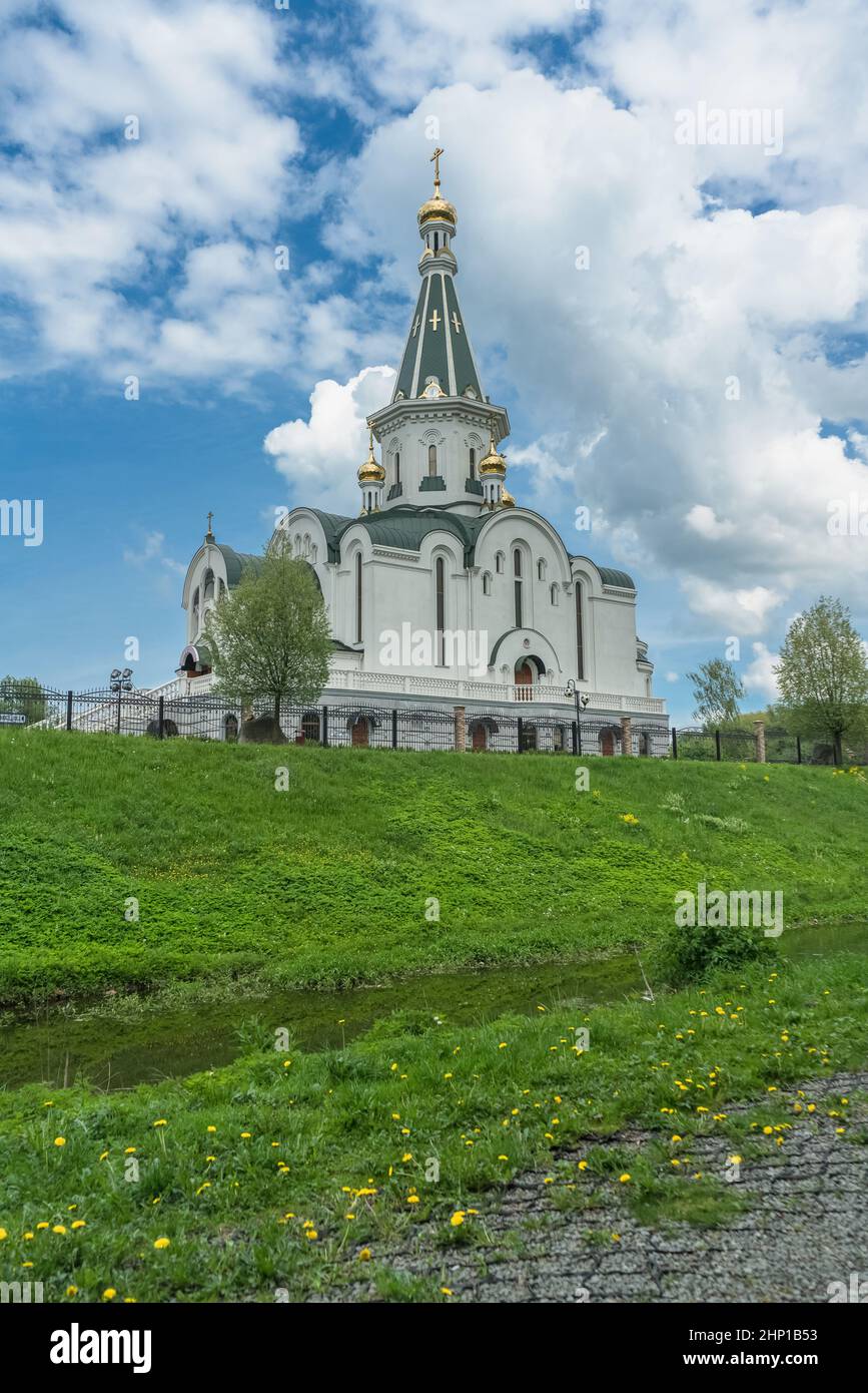 Kaliningrad, Russia - 18 maggio 2021: Vista dal basso sulla Chiesa del Santo Granduca di destra Alexander Nevsky collina e canale in primavera Foto Stock