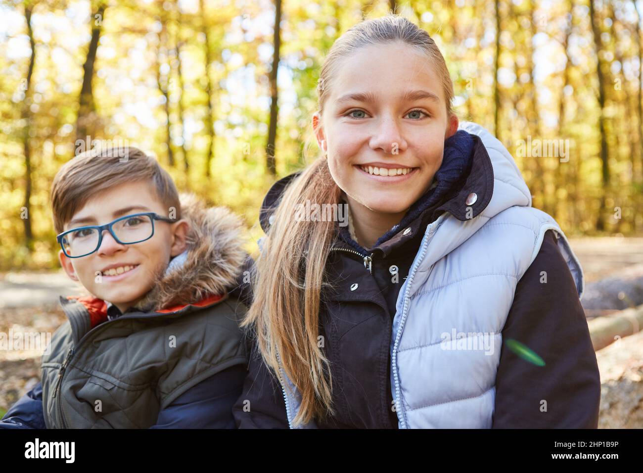 Felice fratelli bambini in natura nella foresta in un viaggio in vacanza Foto Stock