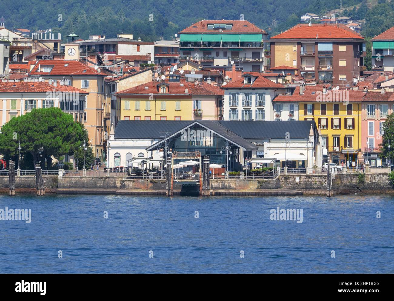 Veduta aerea del vecchio molo di Intra - Verbania, suggestivo edificio tardo ottocentesco in stile Art Nouveau Lago maggiore, Italia Foto Stock