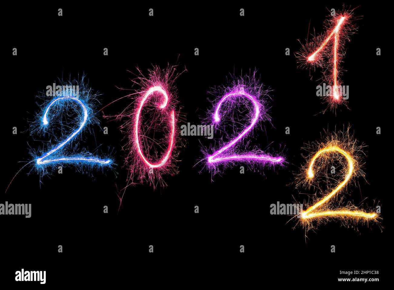 Felice anno nuovo saluto. Cifre 2022 realizzate da fuochi d'artificio isolati su sfondo nero. Foto Stock