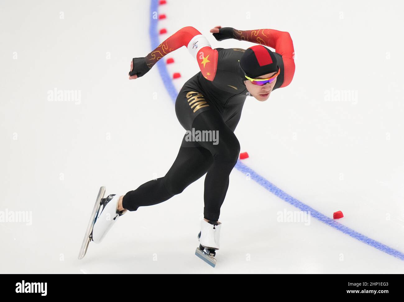 Pechino, Cina. 18th Feb 2022. Ning Zhongyan della Cina compete durante gli uomini di pattinaggio di velocità 1000m di Pechino 2022 Olimpiadi invernali al National Speed Skating Oval a Pechino, capitale della Cina, 18 febbraio 2022. Credit: Meng Yongmin/Xinhua/Alamy Live News Foto Stock