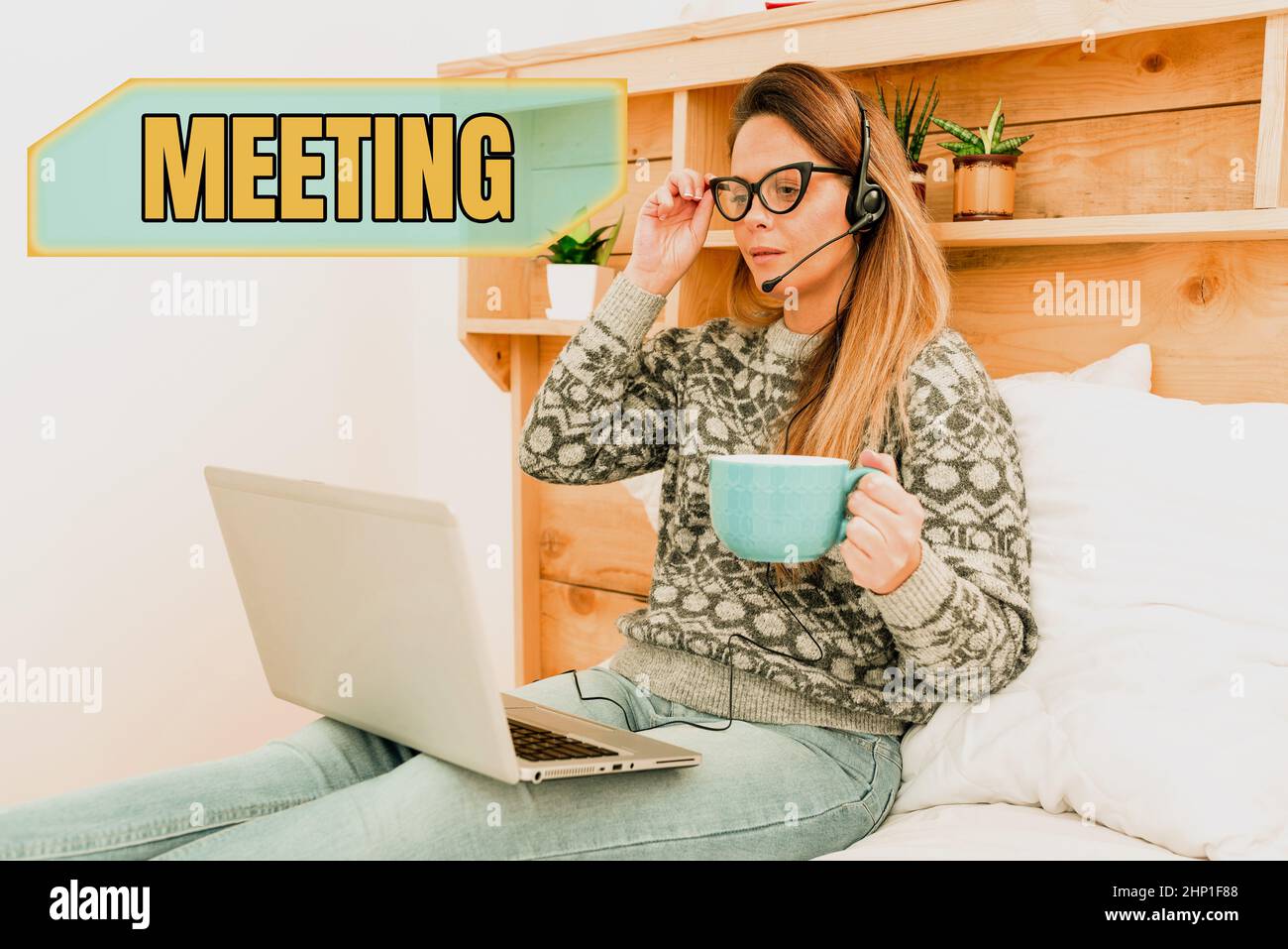 Riunione della didascalia concettuale, assemblaggio di foto concettuali di mostrare per uno scopo particolare o per una discussione formale studente imparare nuove cose in linea, Foto Stock