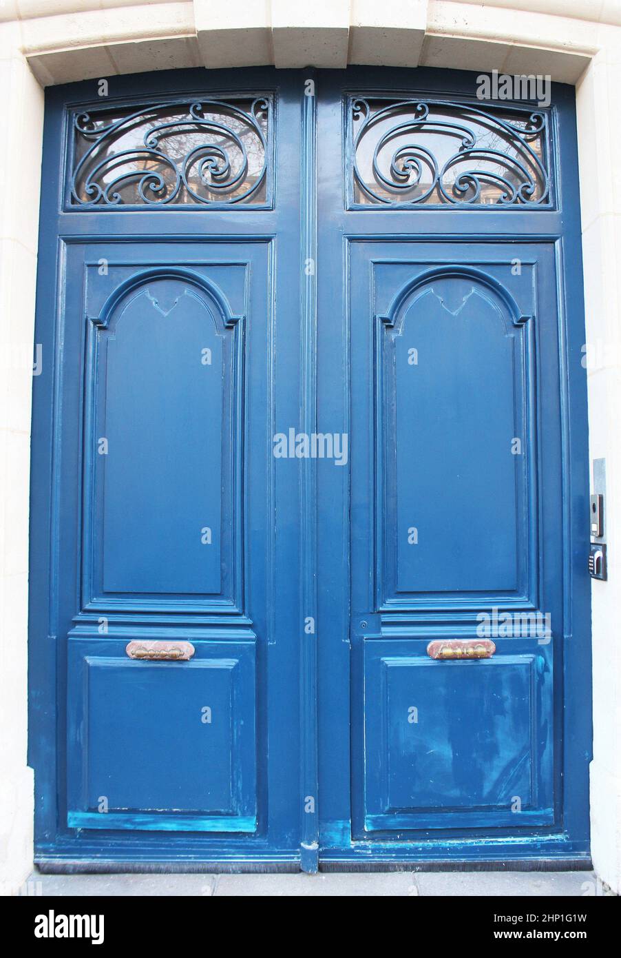 Vecchio sportello anteriore ingresso, facciata bianca e blu porta, Parigi, Francia Foto Stock