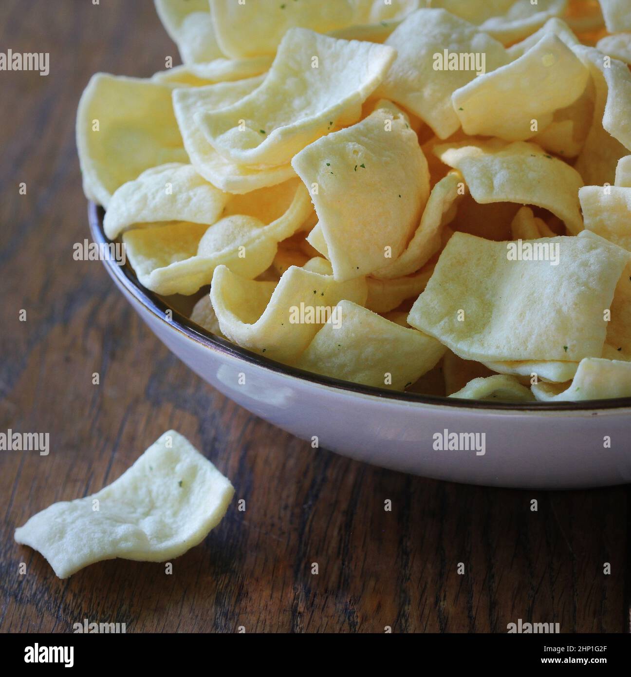 Snack sano di patatine di lenticchie a basso contenuto di grassi con erbe e panna acida in ciotola . Foto Stock