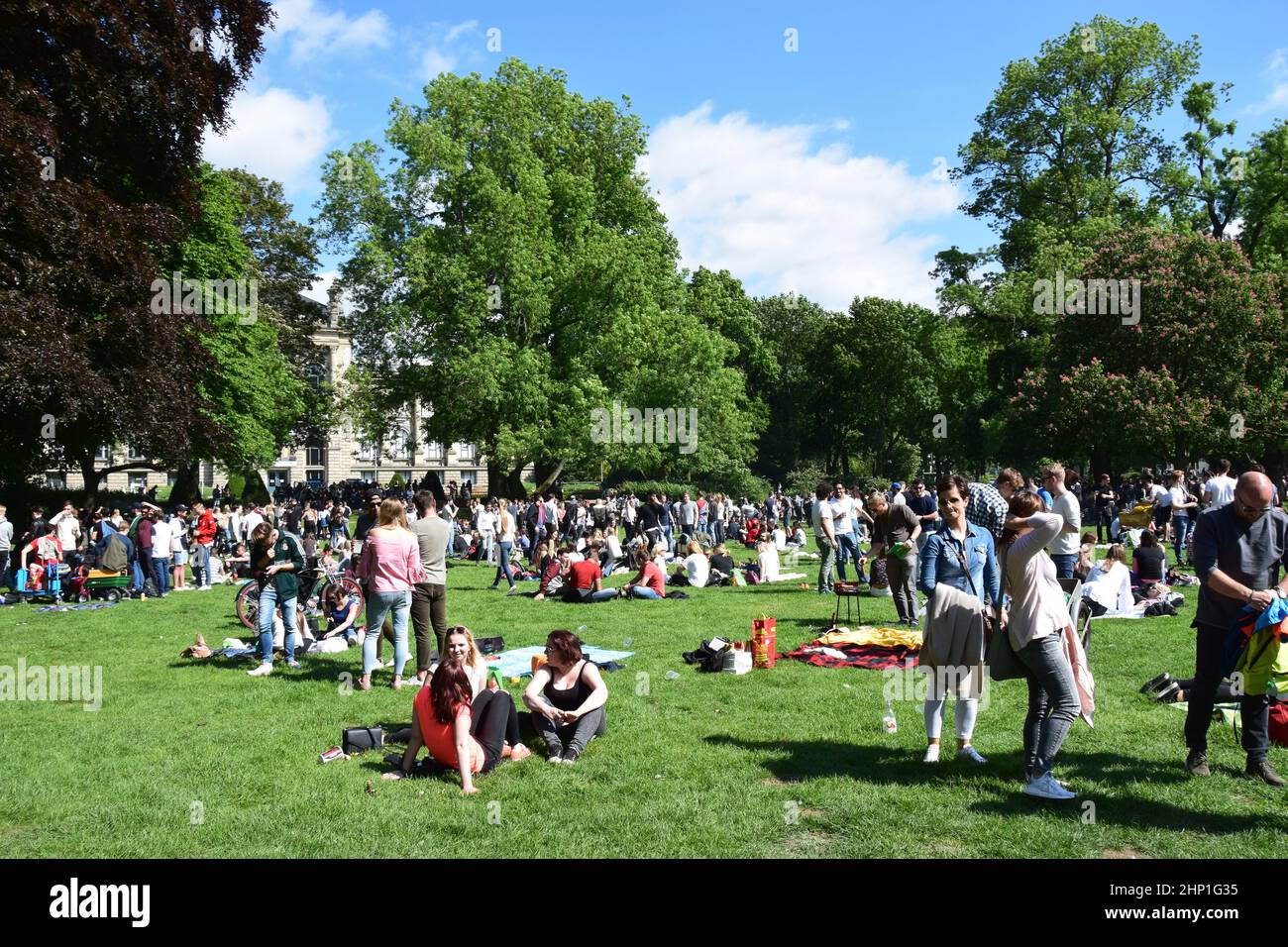 Persone nel parco del municipio di Hannover in bella primavera Foto Stock