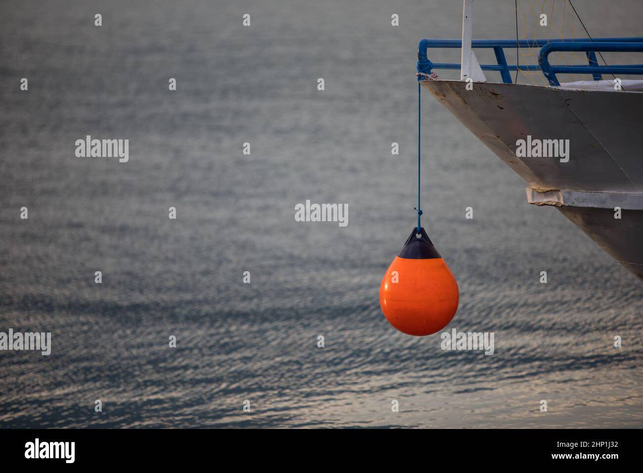 Boa arancione ormeggio appeso a una nave Foto Stock
